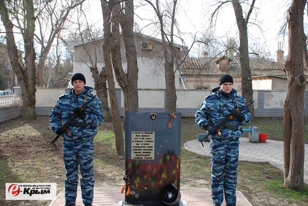 В Евпатории открыли памятник погибшему в Киеве бойцу «Беркута» В Евпатории открыли памятник погибшему в Киеве бойцу «Беркута»