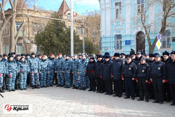 В Евпатории открыли памятник погибшему в Киеве бойцу «Беркута» В Евпатории открыли памятник погибшему в Киеве бойцу «Беркута»