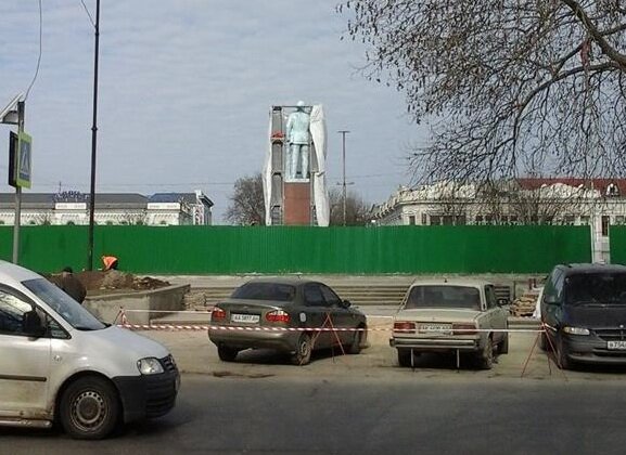 Памятник Ленину в Симферополе проходит все стадии трансформации (ФОТО) Памятник Ленину в Симферополе проходит все стадии трансформации (ФОТО)